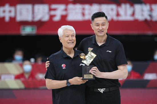 蒋兴权老爷子为杜锋颁发最佳教练奖杯。